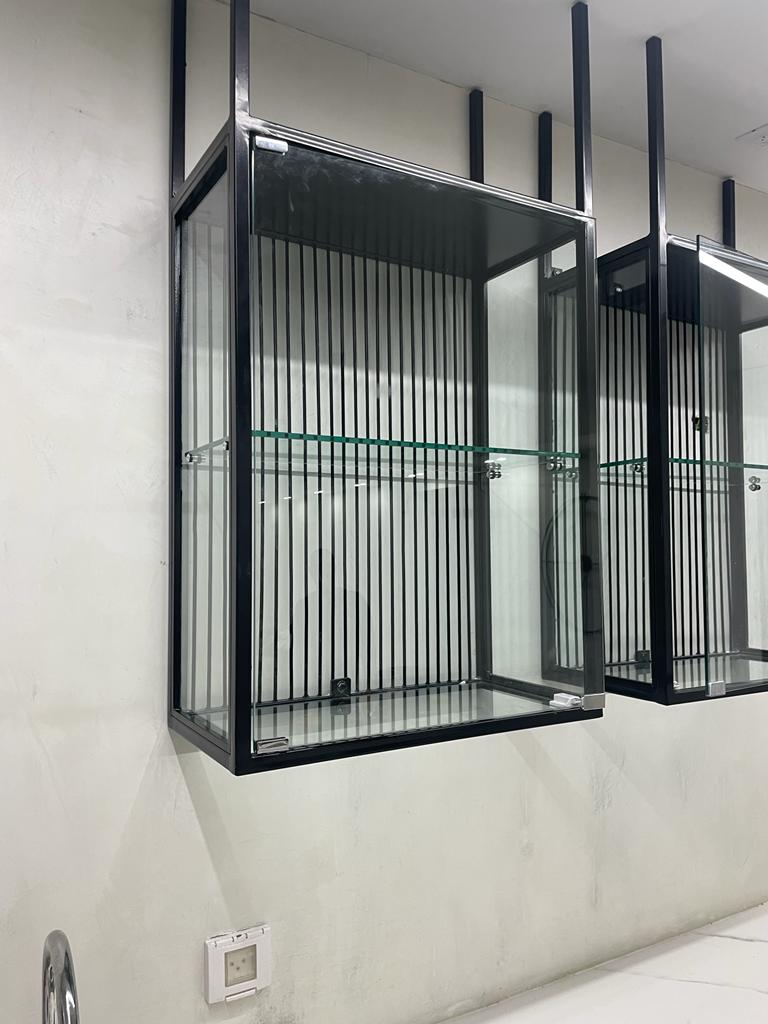 2 ויטרינות בשילוב ברזל וזכוכית